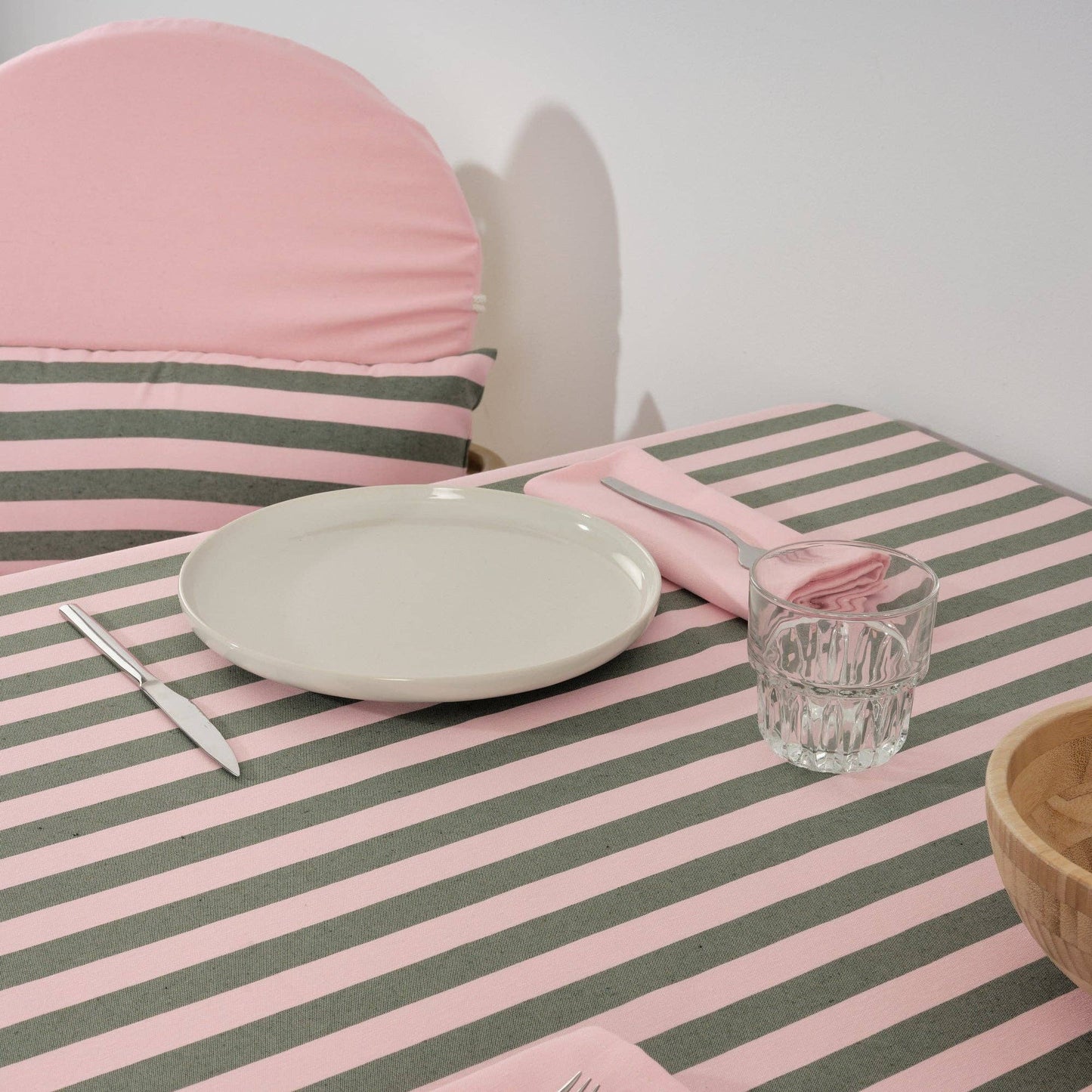 SG Hogar Jacquard Striped Tablecloth in Pink and Green