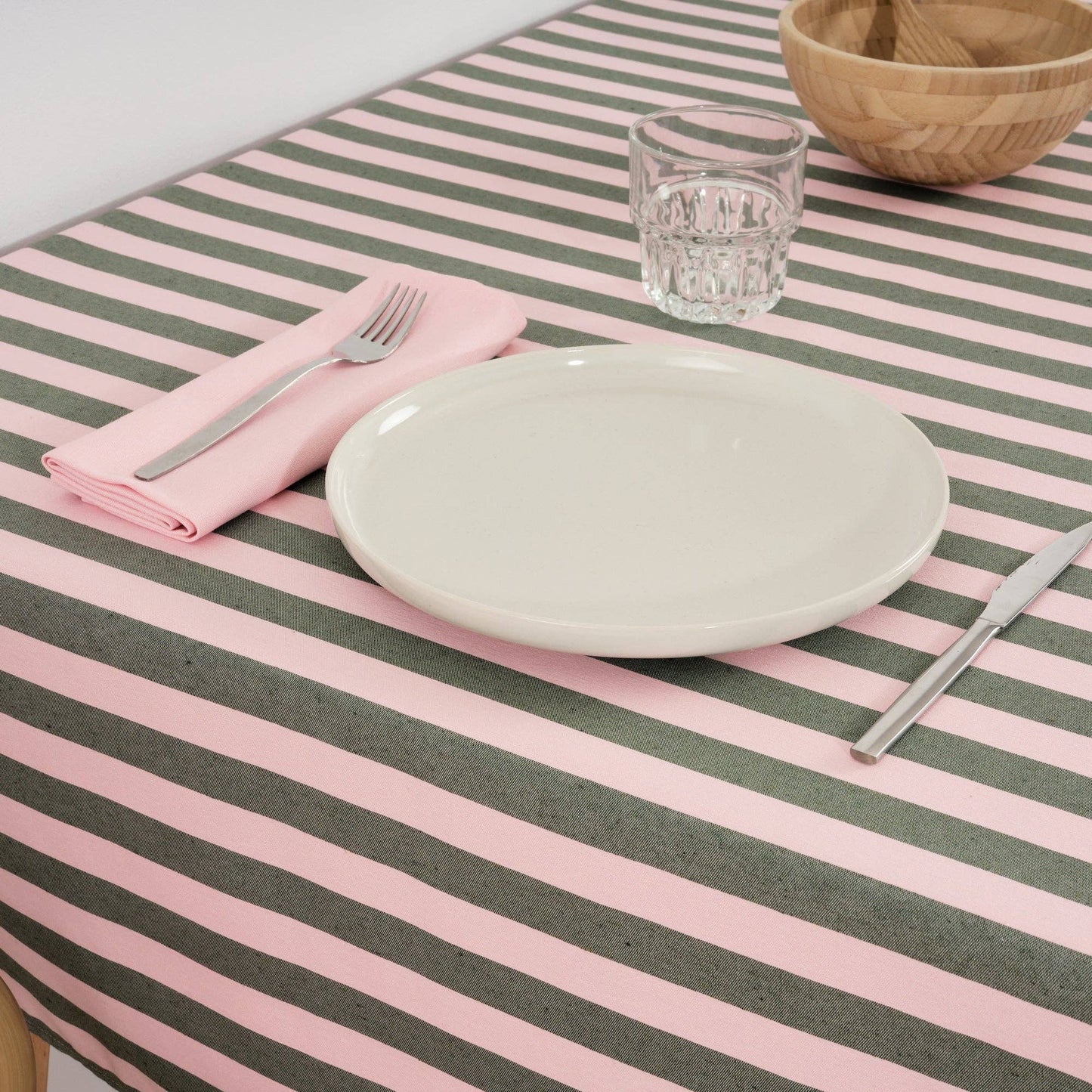 SG Hogar Jacquard Striped Tablecloth in Pink and Green
