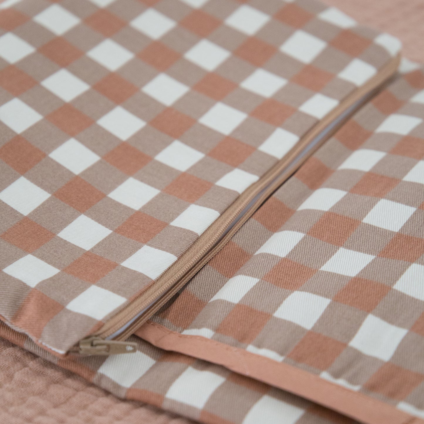 nobodinoz changing mat close up of zip pocket 
