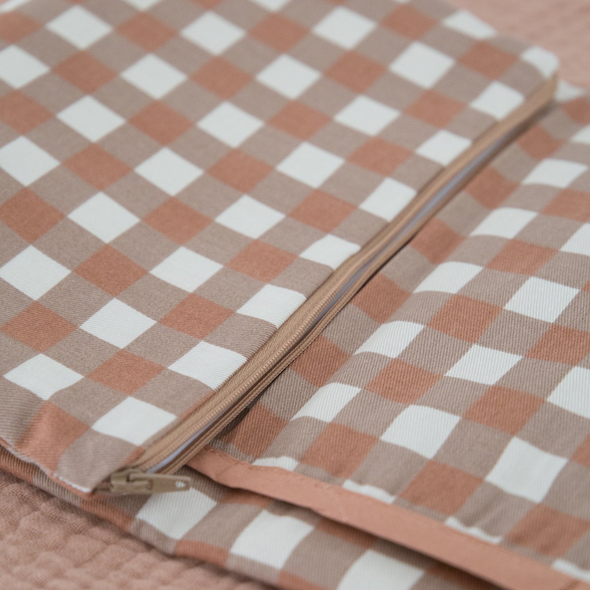 nobodinoz changing mat close up of zip pocket 